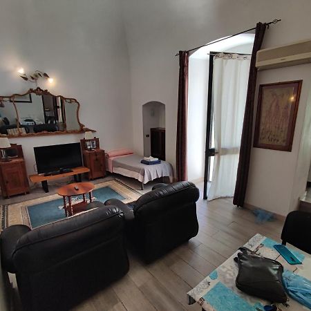 Very Central Apartment, By Shops, Bars, Restaurants Bari Exterior photo