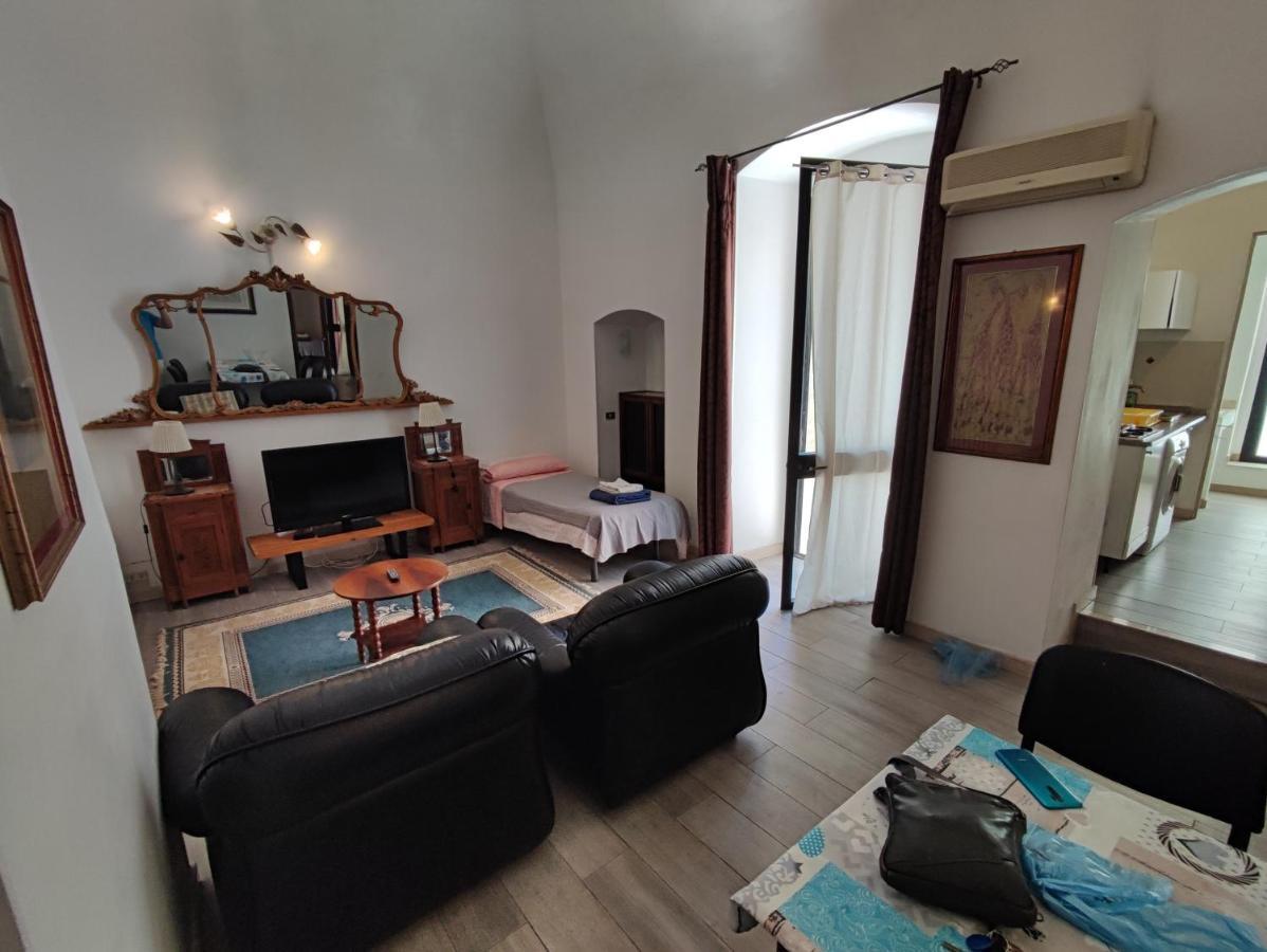 Very Central Apartment, By Shops, Bars, Restaurants Bari Exterior photo
